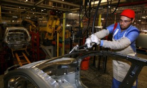 Trabalhador em montadora: mercado de trabalho foi fortemente afetado pelo fechamento de vagas e demissões no setor - Fábio Rossi / O Globo