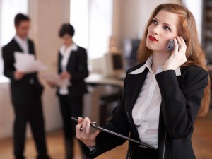 size_590_mulher-ao-telefone