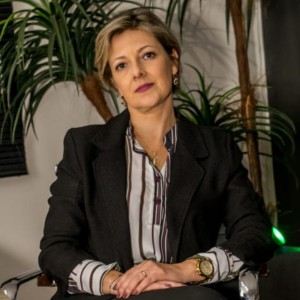 Adriana Magagne Soares Barros – OAB/MG 170.320. Graduada em direito pela FADIVA - Faculdade de Direito de Varginha e pós graduada em Gestão Publica Municipal pela Universidade Federal de Juiz de Fora - UFJF Advogada Núcleo Contencioso/ Cível da Banca do Escritório Limborço & Gomes Advogados.